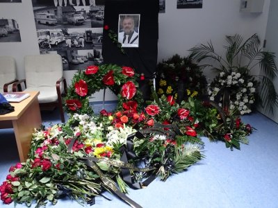 Kolona sanitek doprovodila Václava „Bada“ Janečka na jeho poslední cestě